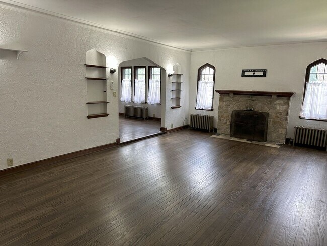 Building Photo - 1328-1330 Martha Washington Dr