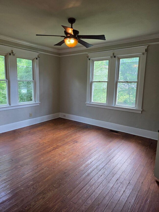 Building Photo - 2BR/2BA Cottage
