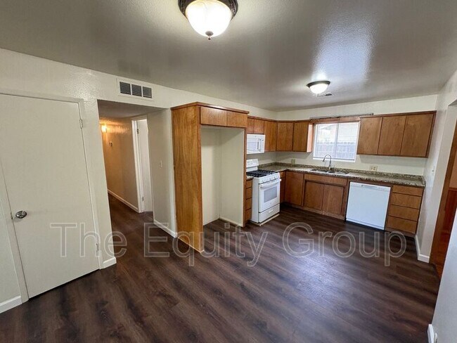 Building Photo - 1646 S Dollner St