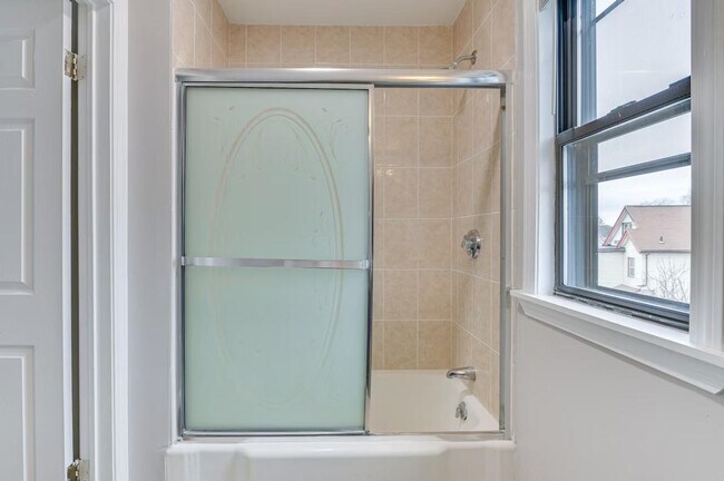 Building Photo - 467 Ferry St