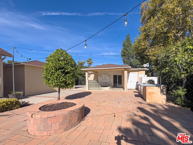 Building Photo - 15424 Camarillo St