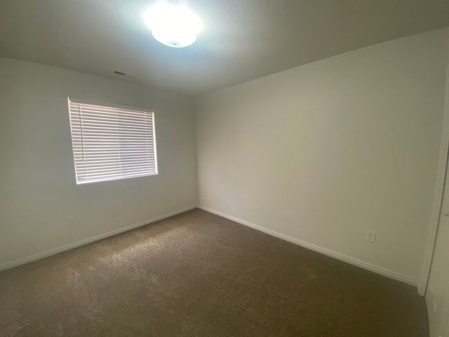 Building Photo - Woodbridge #48!! 3 Bed 2.5 Bath Home!