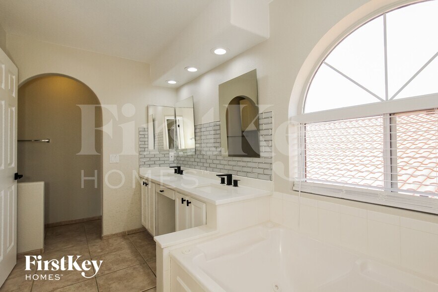 Building Photo - 12183 N New Dawn Ave