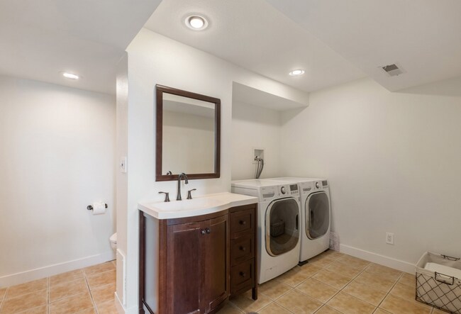 Building Photo - Elegant 4 bed home with Lake Sammamish Vie...