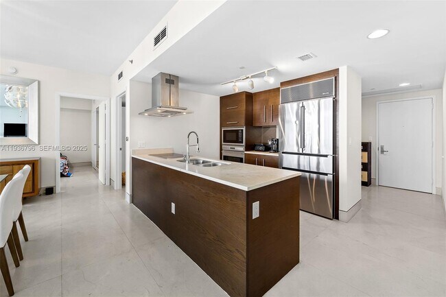 Building Photo - 495 Brickell Ave