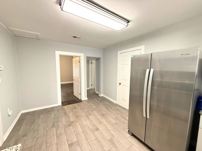 Building Photo - 302 G St