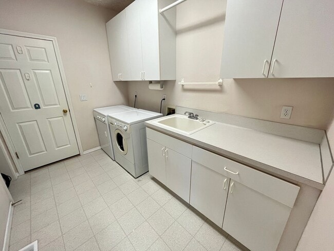 Building Photo - Clackamas Ranch 3 bedroom 2 bathroom - W/D...