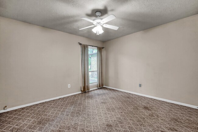 Building Photo - 284 Colonial Ct