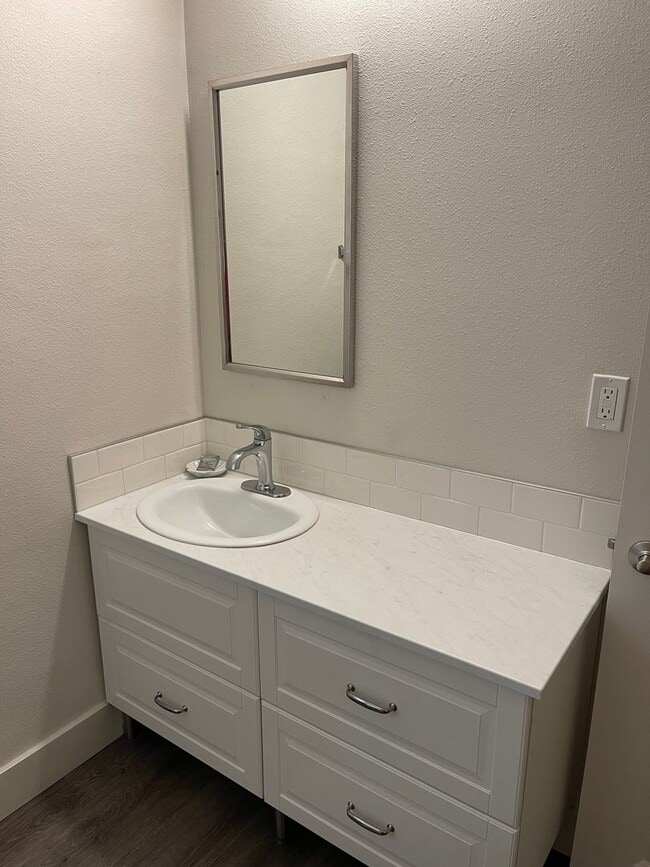 Building Photo - FURNISHED 1 BEDROOM 1 BATH APARTMENT  - BREMERTON