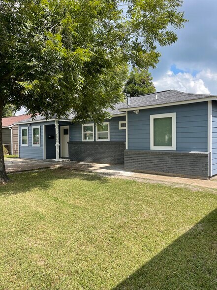 Building Photo - 9505 Sierra Dr