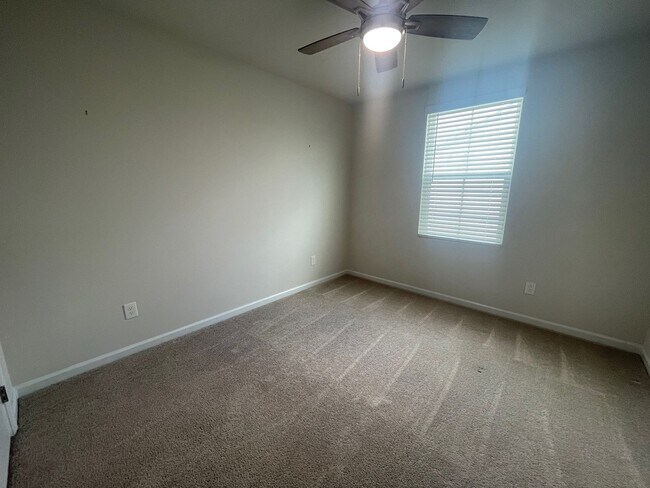 Building Photo - 4 Bedroom 2 1/2 Bath