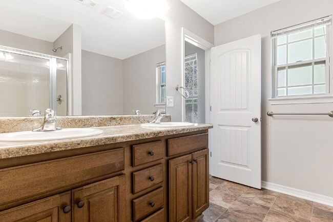 Building Photo - 5441 Pescara Dr