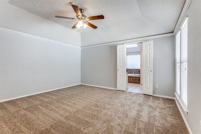 Building Photo - 4444 Hartford Dr