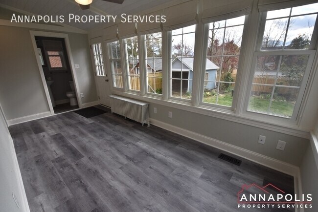 Building Photo - 209 Claude St