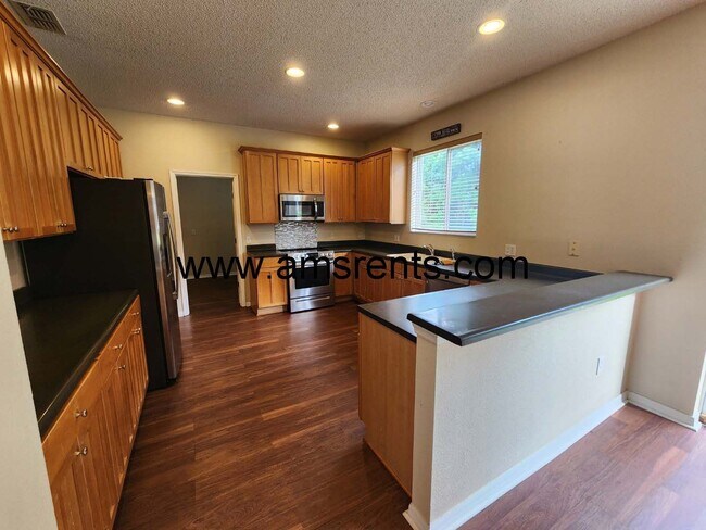 Building Photo - Delightful 3 bedroom 2.5 bath House