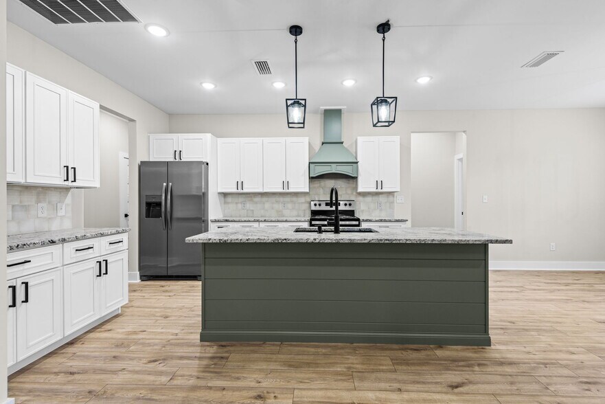 Building Photo - 699 Pinewood Dr