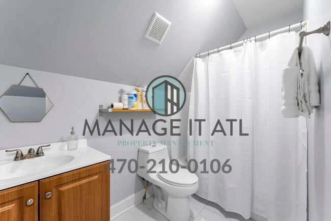 Building Photo - Cozy 3 bedroom house located one block from the Beltline!