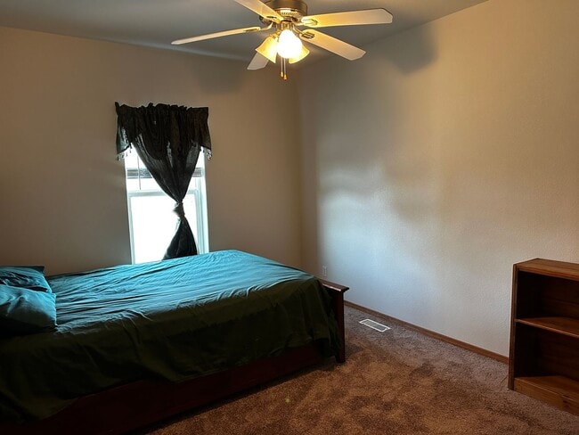 Building Photo - Fully furnished Rental Available Now