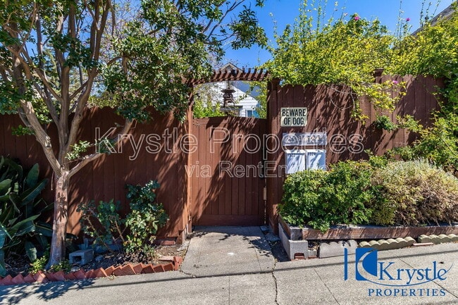Building Photo - 1322 Wanda St