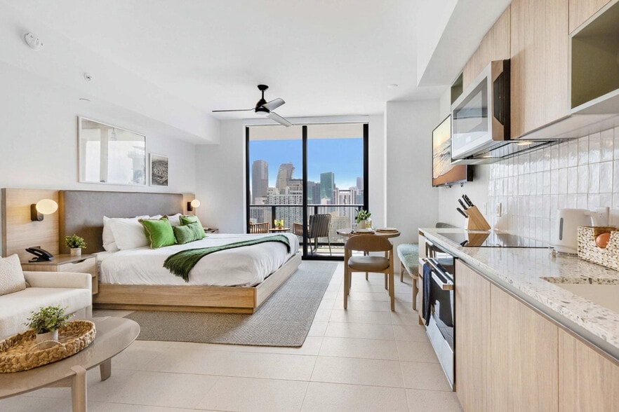 Building Photo - 601 NE 1st Ave