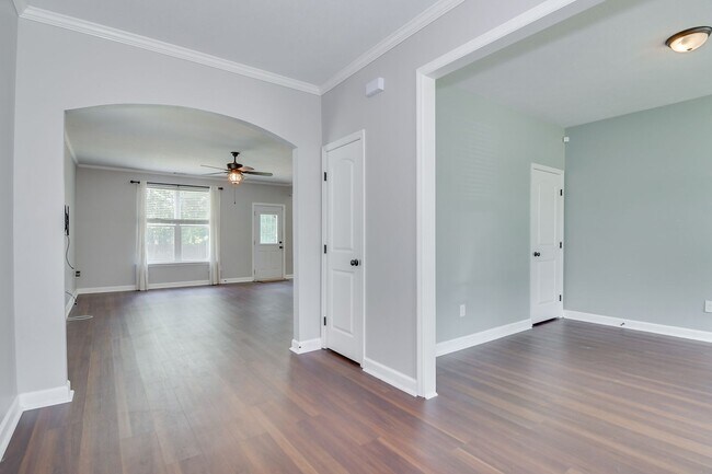 Building Photo - Beautiful 4 Bedroom in Great Neighborhood!