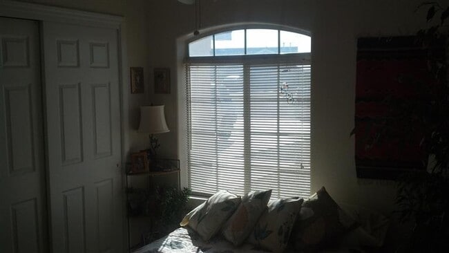 Building Photo - 2 Romans Pl