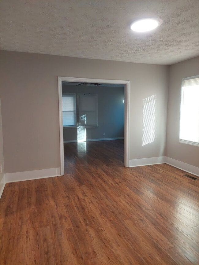 Building Photo - Spacious 3-bedroom Home in Jordan/Johnson Area