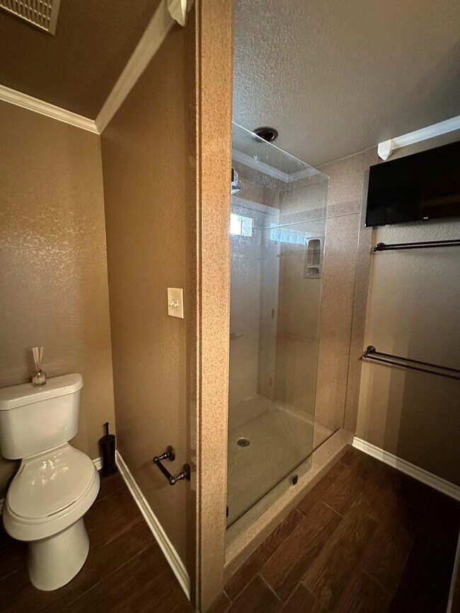 Building Photo - AVAILABLE NOW!