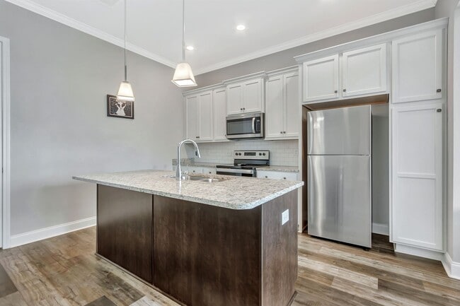 Building Photo - 2052 Sunflower Dr