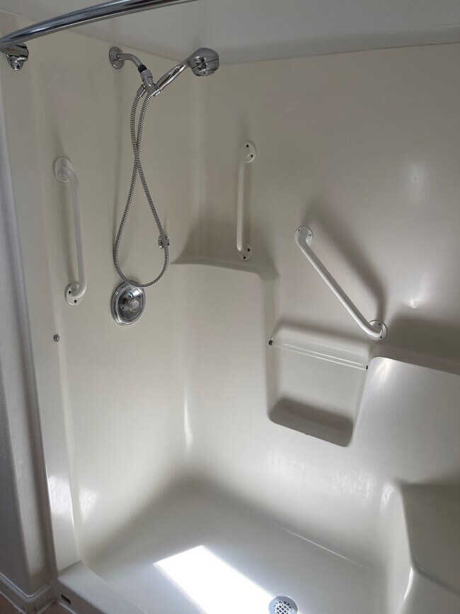 Building Photo - Charming Three Bedroom Pet Friendly Home in Lebanon Or!