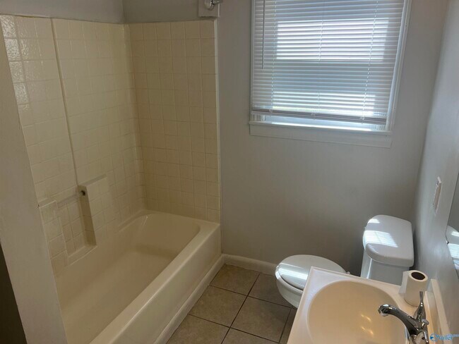 Building Photo - 807 Fairway Dr NW