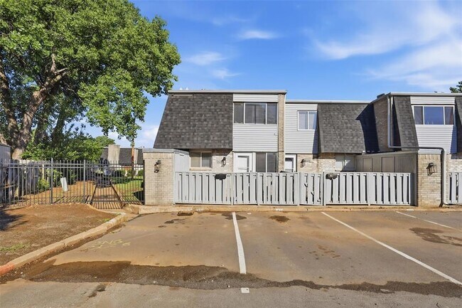 Building Photo - 1628 Claudia Dr