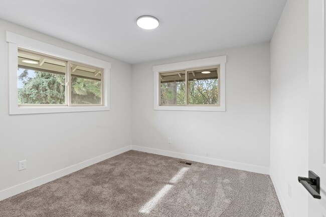 Building Photo - Gorgeous South Hill Home