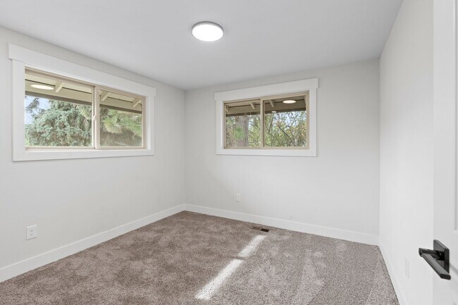 Building Photo - Gorgeous South Hill Home W/ $1000 Move in ...