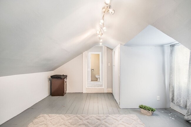 Building Photo - Adorable Millard Home