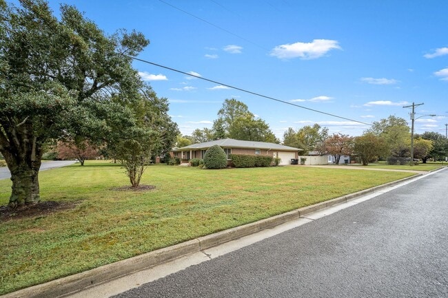 Building Photo - 902 Whitehall Rd