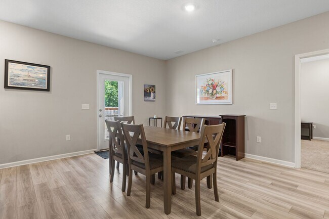 Building Photo - 6686 Sun Tree Cir