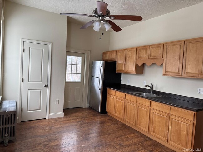 Building Photo - 41 Clove Rd