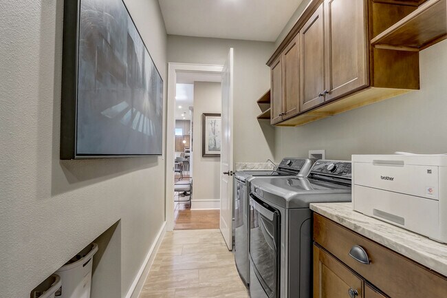 Building Photo - 10613 White Oak Dr
