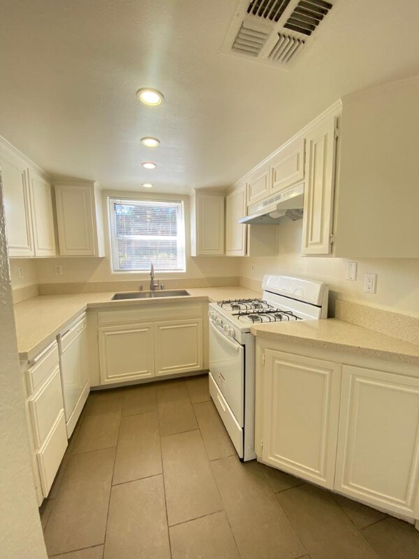 Building Photo - 13012 Riverside Dr