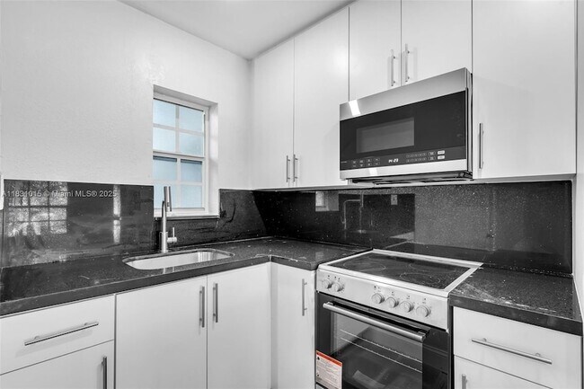 Building Photo - 1045 NE 131st St