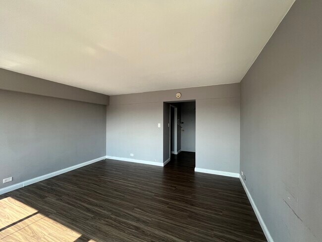 Building Photo - 7337 S South Shore Dr