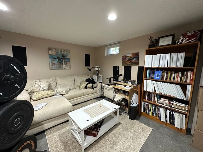 Building Photo - PRICE DROP + NO BROKER FEE....Townhouse, Central AC, 2 Parking Spots