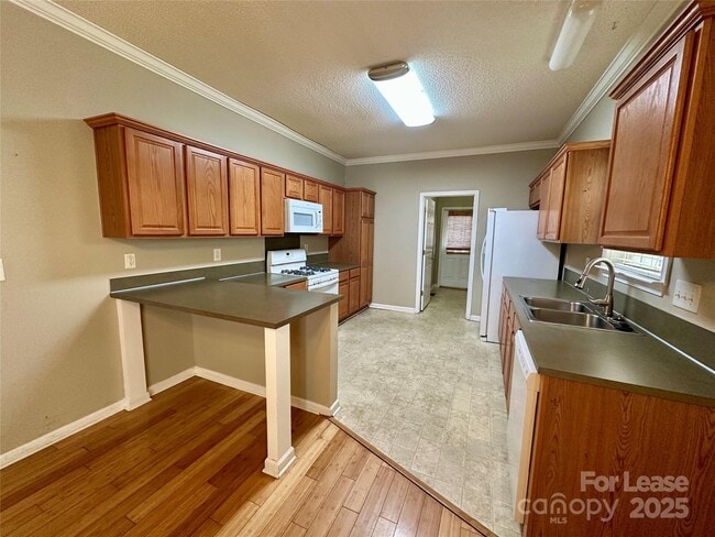 Building Photo - 3331 Robinwood Rd