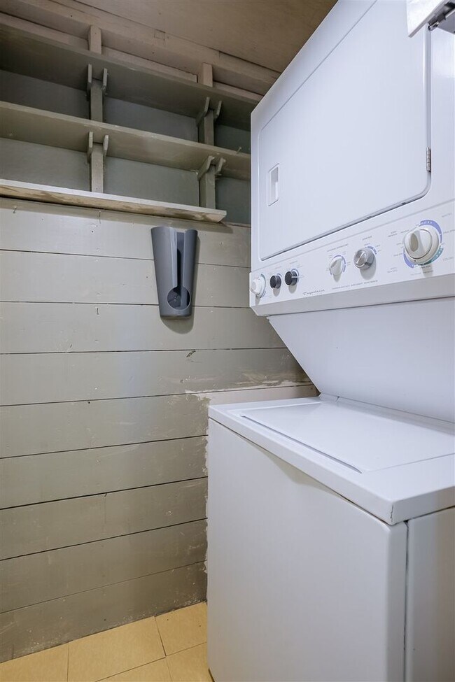 Building Photo - Live on Historic Park Avenue in this 2 Bed 1.5 Bath Single Family Home!