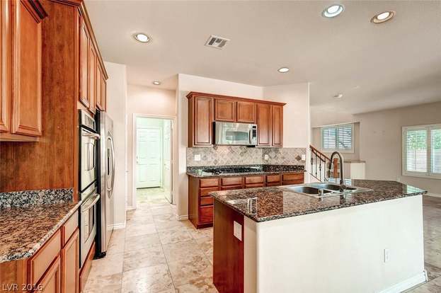 Building Photo - 275 Spectacular St