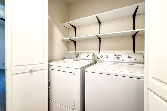 Building Photo - 806 Windward Ln