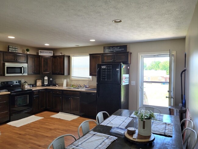 Building Photo - Spacious 2 bedroom, 2 full bath unit