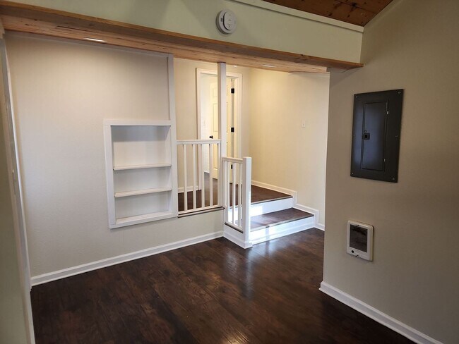 Building Photo - 85004 1/2 Cloverdale