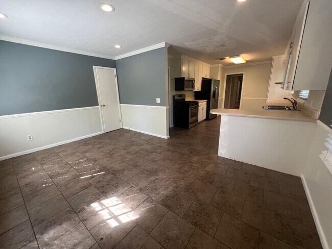 Building Photo - 726 E Magnolia Ave